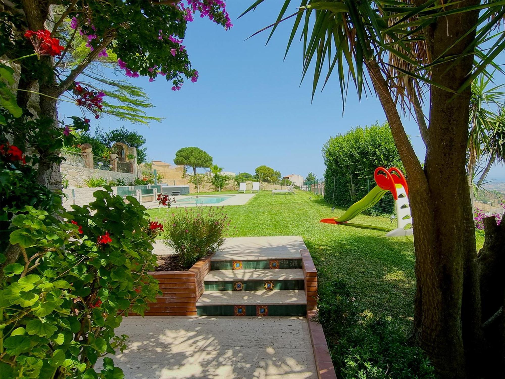 Villa Tommaso Maruggi, Sicilia, Con Jacuzzi E Piscina Privata Alcamo Exterior photo